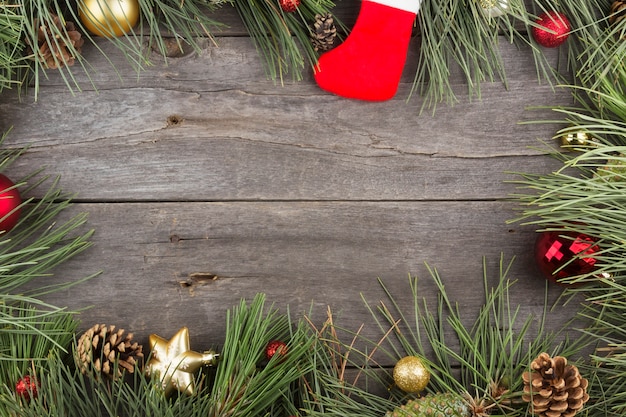 Tannenbaum- und Weihnachtsschmuck auf Holz.