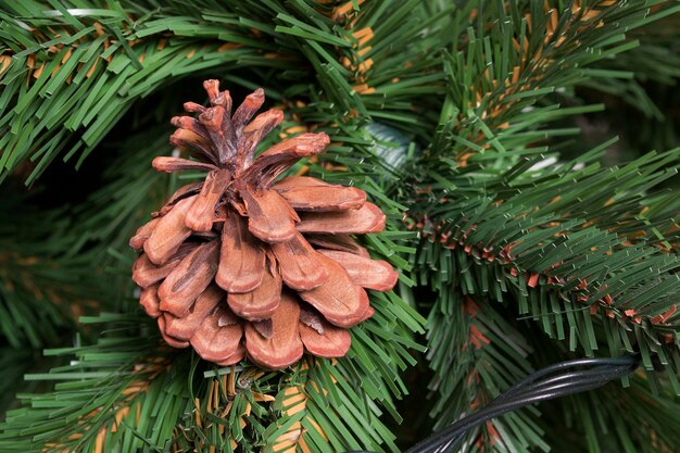 Tannenzapfen auf Faux-Tanne-Weihnachtsbaum-Nahaufnahme