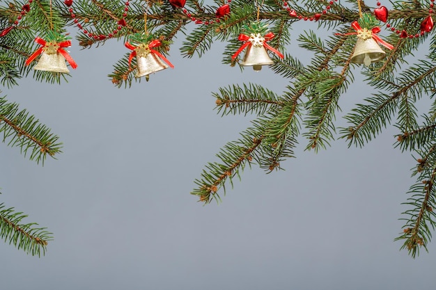 Tannenzweige mit Weihnachtsschmuck