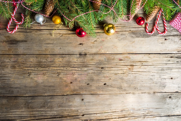 Tannenzweige und Weihnachtsschmuck auf hölzernen Hintergrund