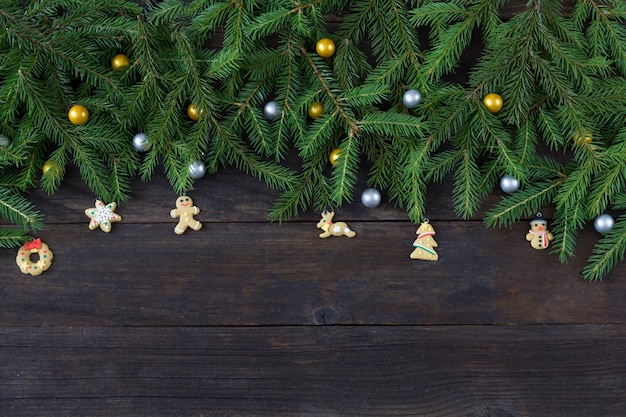 Tannenzweigen und Weihnachtsdekor in Form von Lebkuchen