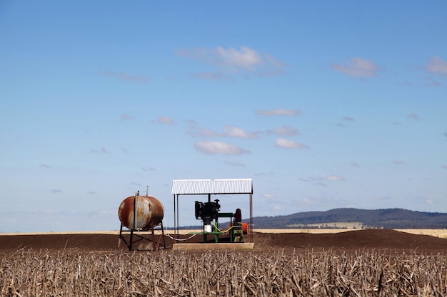 Foto tanque de agua en el campo contra el cielo