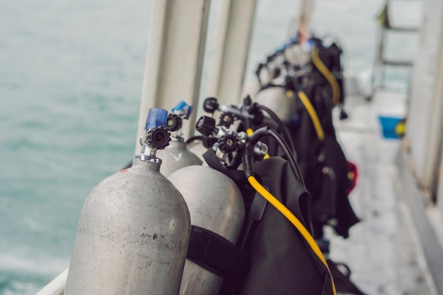 Tanque de aire comprimido de buceo en barco. Listo para bucear