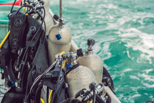 Tanque de aire comprimido de buceo en barco. Listo para bucear