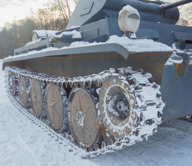 Foto un tanque alemán en invierno en la carretera.