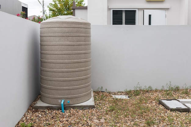 Tanque de almacenamiento de agua fuera de la casa.