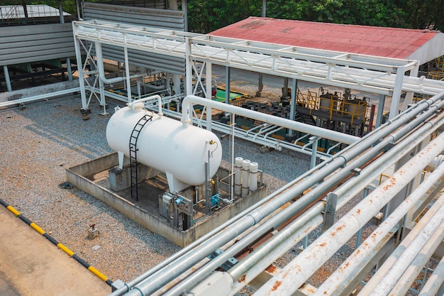 Tanque de almacenamiento blanco uno de fuel oil en los tanques horizontales y tubería