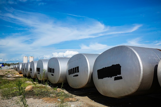 Tanque de almacenamiento blanco de fuel oil en los tanques horizontales