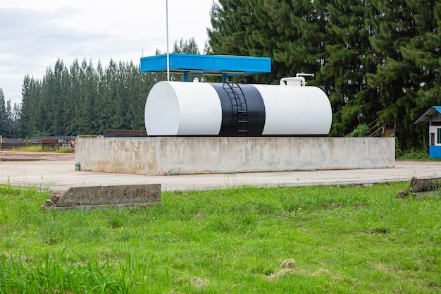 Tanque de almacenamiento blanco de fuel oil en los tanques horizontales