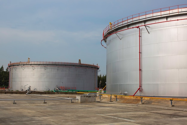 Tanque de almacenamiento de petróleo grande con tubería de planta de refinería de petróleo