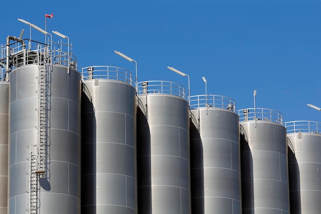 Tanque de almacenamiento de silos de acero inoxidable en la industria.