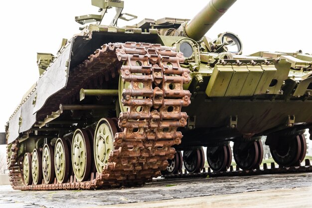 Tanque blindado en un memorial de la Gran Guerra Patria en Kiev, Ucrania