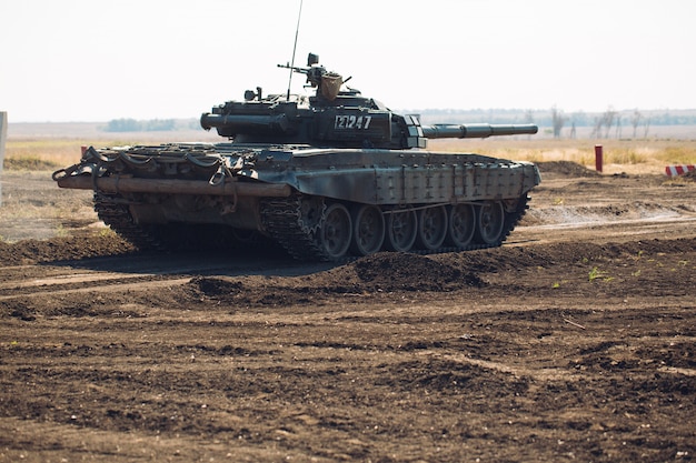 Foto tanque blindado monta en todoterreno. ejercicios de tanques en el campo.