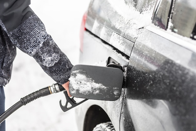 Un tanque de combustible abierto con una pistola de gas contenía a mi macho en un invierno nevado.