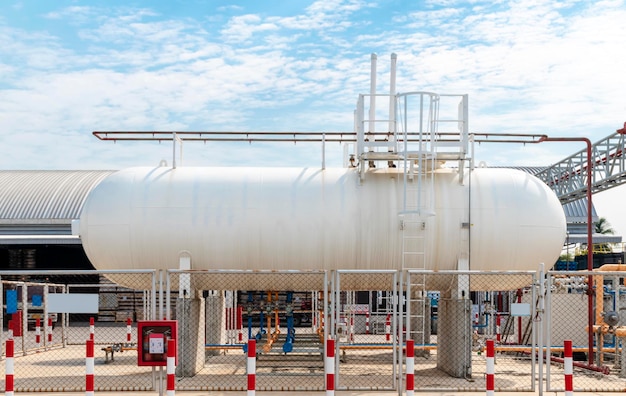 Tanque de combustible blanco para plantas industriales con fondo de cielo azul