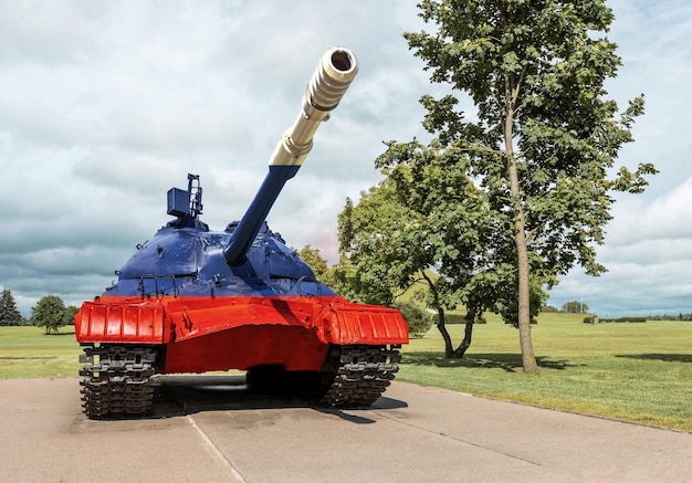 Tanque Concepto de guerra militar Combate terrestre con bandera rusa