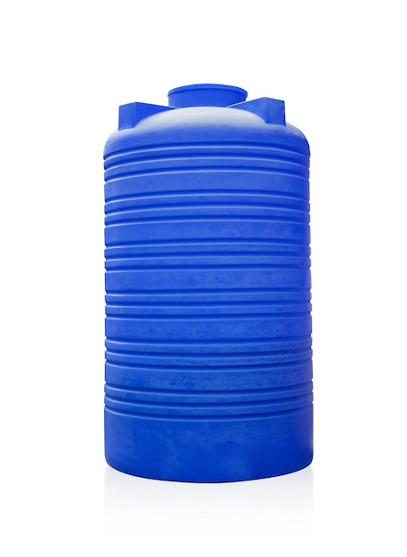 Foto tanque de água de plástico azul isolado no fundo branco com traçado de recorte.