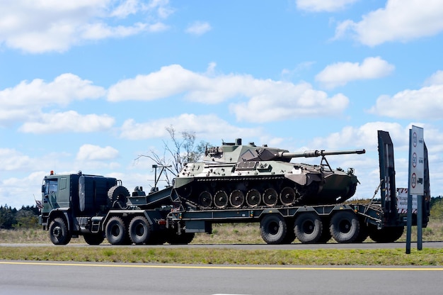 Tanque de batalha em cima do caminhão