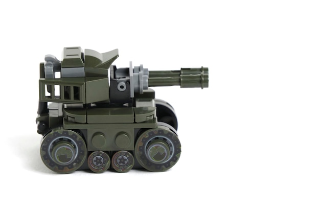Foto tanque de brinquedo, cor militar, construtor branco, fundo isolado