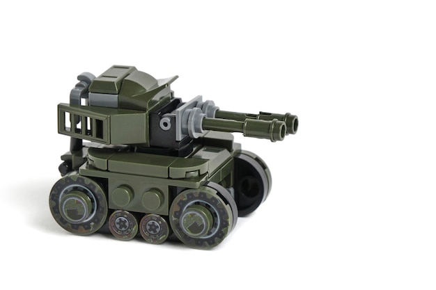 Tanque de brinquedo, cor militar, construtor branco, fundo isolado