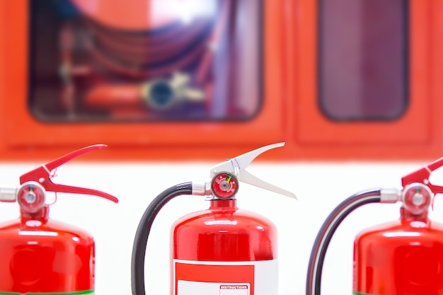 Tanque de extintor de incêndio vermelho no edifício.