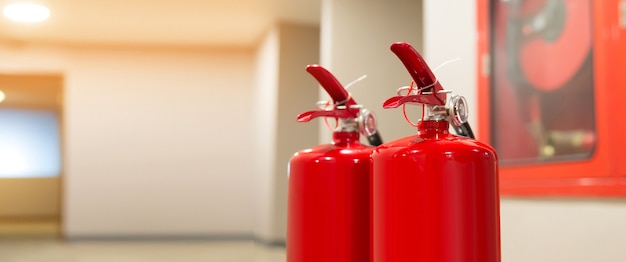 Tanque de extintor de incêndio vermelho no prédio.