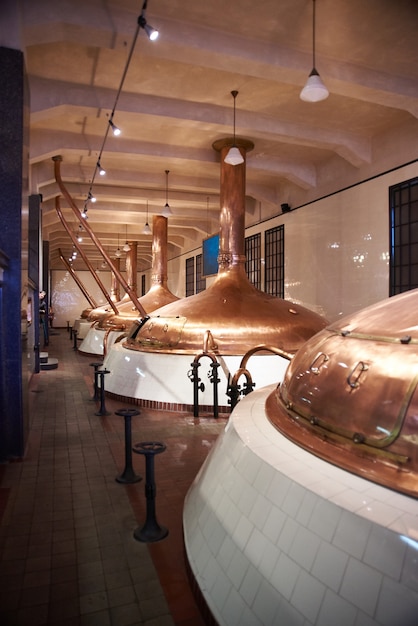 Tanque de fabricação de cerveja de cobre na antiga cervejaria