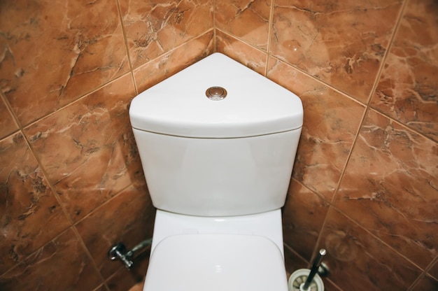 Tanque de toalete branco em forma de triângulo Banheiro no hotel ou em casa