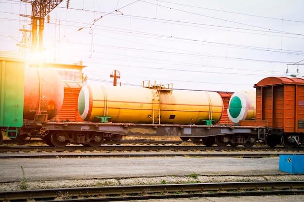 Tanque de trem com combustível e lubrificantesIluminação solar brilhante