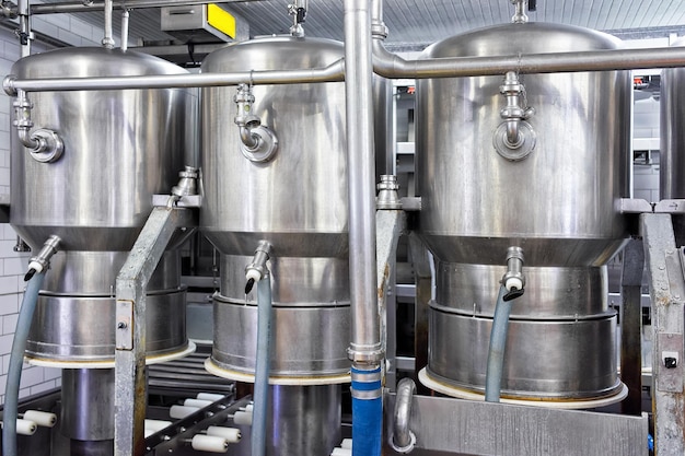 Tanque e tubulação de armazenamento de líquido em laticínios para a produção de queijo Gruyère de Comte em Franche Comte, Borgonha, França.