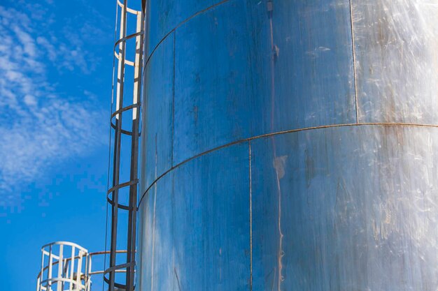 Foto tanque escada de silos industriais de aço inoxidável para produtos químicos