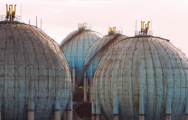 Tanque esférico de gas natural en la industria petroquímica a la luz del día, Gijón, Asturias, España.