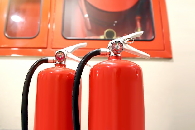 Tanque de extintores rojos en la sala de control de incendios para seguridad y prevención de incendios.