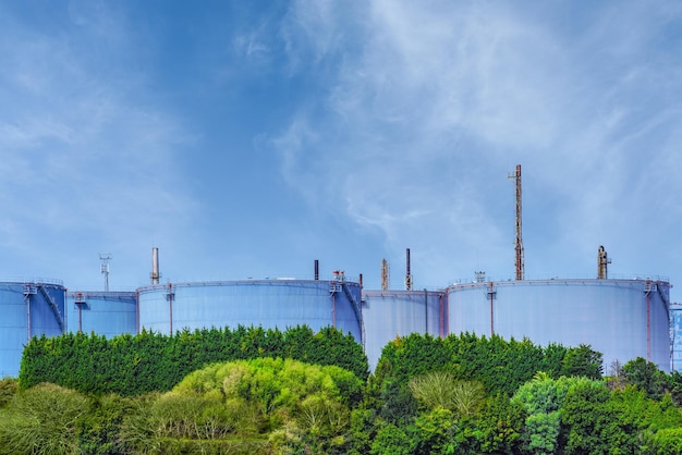 Foto tanque de gas de color azul en una planta industrial