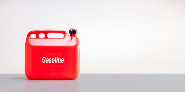 Tanque de gasolina rojo sobre fondo blanco Recipiente para transporte de productos petrolíferos Banner con espacio de copia