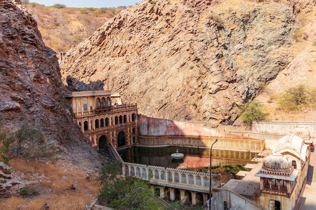 El tanque inferior del templo de los monos Galta Ji Jaipur India