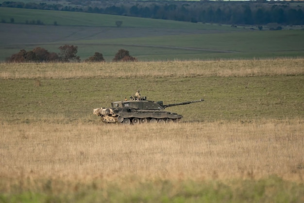 Tanque militar en un campo de batalla