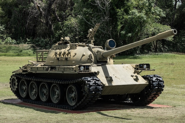 Tanque militar do exército verde no pátio verde.