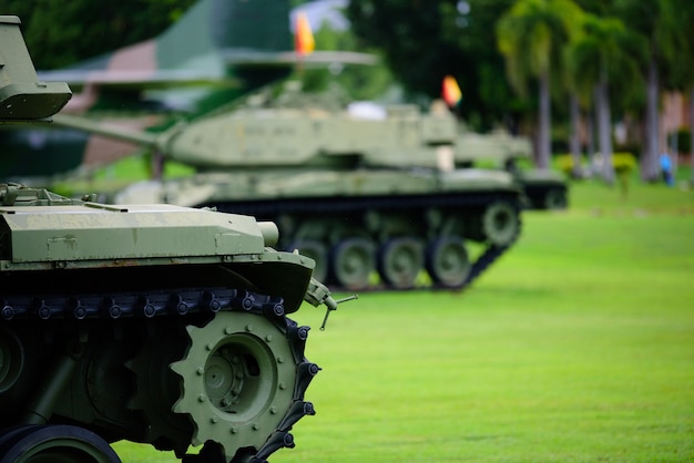 Tanque militar pesado estacionado en el césped