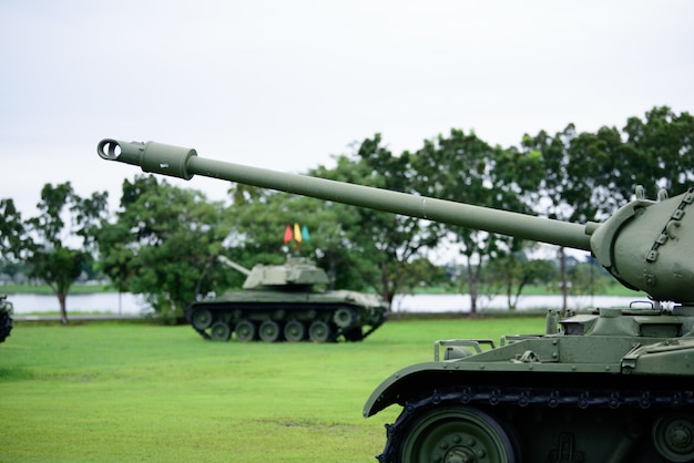 Tanque militar pesado estacionado na grama