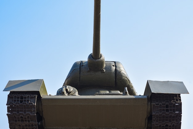 Tanque militar soviético contra o céu azul