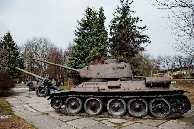 Tanque militar vintage velho no pedestal da cidade.