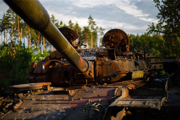 El tanque moderno destrozado y quemado del ejército ruso en ucrania en la guerra en