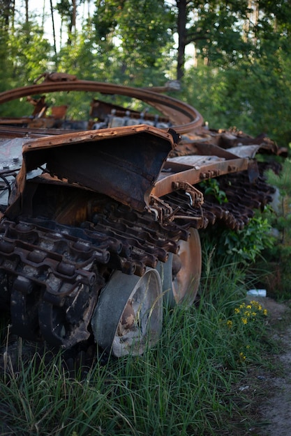 El tanque moderno destrozado y quemado del ejército ruso en ucrania en la guerra en