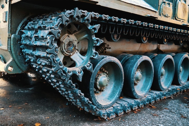 Tanque rastreia lagarta de tanque militar de perto.