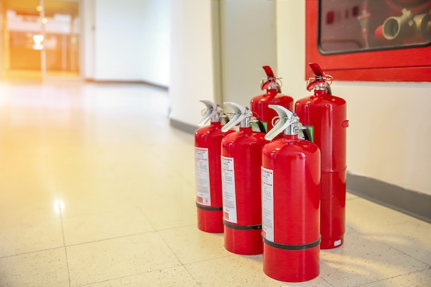El tanque rojo de extintor de incendios es potente industrial. Conceptos de equipos de emergencia y seguridad para la prevención de incendios.