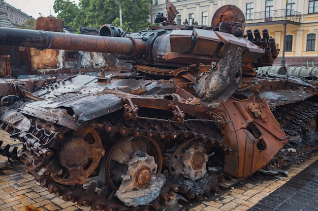 Tanque ruso destruido bajo la lluvia Equipo militar roto oxidado bajo la lluvia