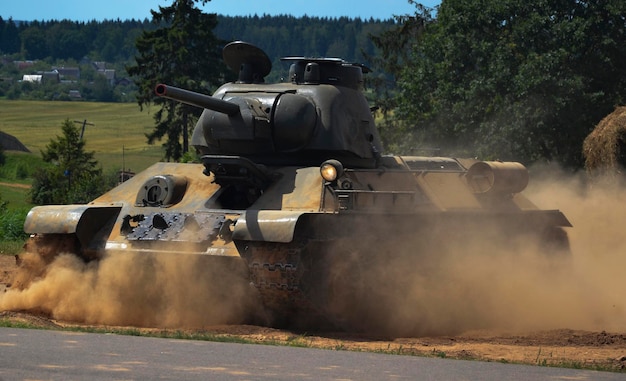 Foto tanque en el suelo durante un día soleado