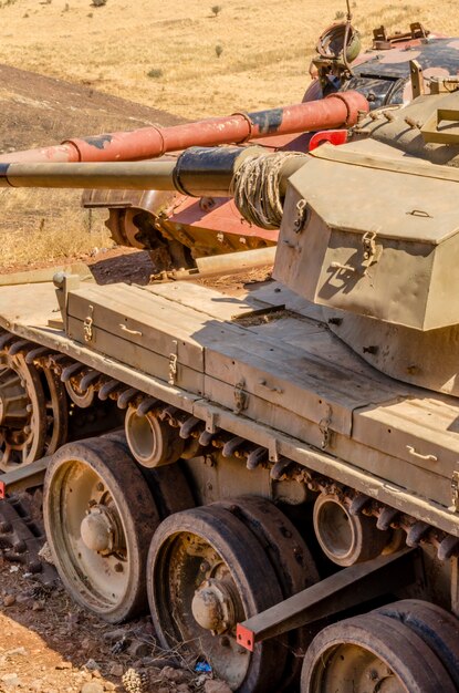 Tanque T62 sirio frente a un tanque Centurión israelí en el Valle de las Lágrimas en Israel