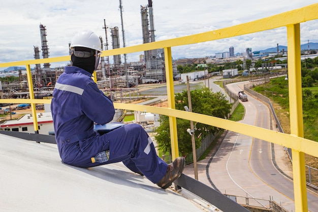 Tanque visual de inspección de trabajadores masculinos y gasoductos de petróleo